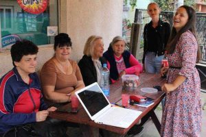 Starije žene iz Pločnika podržavaju rad  Ženskog pokreta Vesta FOTO: Privatna arhiva