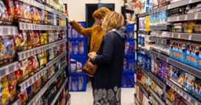 Domaći trgovinski lanac Aman iz Beograda nedavno je akvizicijom kompanije PTP DIS iz Krnjeva, postao vlasnik brenda DIS. Sinergija Aman-a i DIS-a doneće spoj najboljih praksi obe kompanije, dok DIS produžava da posluje kao zaseban brend,uz dodatno jačanje identiteta. Aman nastavlja sa unapređenjem poslovanja, ulaganjima i modernizacijom maloprodajnih objekata oba brenda, koji su poznati kao pouzdano mesto kupovine. Kontinuitet brige o kupcima ostaje jedan od ključnih prioriteta. Akvizicija neće uticati na rast cena proizvoda, dok bi sinergija Aman-a i DIS-a mogla da omogući dodatne benefite i povoljnije uslove za kupce. U sektoru trgovine ulaganja su sastavni deo svakodnevnog poslovanja, i Aman će i ubuduće pažljivo pratiti tržišne prilike i nastaviti da donosi odluke koje doprinose dugoročnom rastu i razvoju, sa ciljem da svojim kupcima ostane prvi izbor u kupovini i postane još bolji „Dobar komšija“. „Od osnivanja, Aman posluje vođen idejom da bude ,,Dobar komšija“ipouzdan oslonac potrošačima u svakodnevnoj kupovini. Kroz kontinuirano unapređenje poslovanja idevet uspešnih akvizicija, već više od 30 godinagradimo poseban odnos i poverenje sa kupcima širom Srbije,i postajemo sve bliži svakom komšiji. Akvizicija kompanije DIS predstavlja prirodan nastavak takve strategije i verujemo da ćemo sa ovim poslovnim potezom značajno unaprediti oba brenda. Kupci Aman-a i DIS-a ćei dalje odlaziti u DIS kao i do sada, jer nećemo menjati logotip brenda koji je stekao poverenje“,ističe Sara Khalil, direktor marketinga kompanije Aman doo. Posebna vrednost udruživanja poslovanja dva domaća trgovinska lanca ogleda se u ukrštanju različitih poslovnih kultura, koje donosi brojne koristi kroz objedinjavanje znanja, iskustva i najboljih poslovnih praksi, uz dalje jačanje poverenja kupaca.Sinergija različitih organizacionih pristupa omogućiće novu efikasnost i kvalitet u korist potrošača, zaposlenih, kao i partnera. „Period koji je za nama obeležen je specifičnim tržišnim okolnostima, uključujući regulatorna ograničenja koja su uticala na čitav sektor trgovine. Uprkos tome, Aman dosledno sledi dugoročnu strategiju razvoja i ostajemo posvećeni svojim kupcima i široj društvenoj zajednici, a zaposleni su ključ uspeha naše kompanije“, zaključuje Khalil.