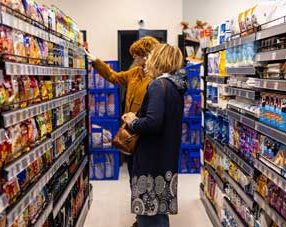 Domaći trgovinski lanac Aman iz Beograda nedavno je akvizicijom kompanije PTP DIS iz Krnjeva, postao vlasnik brenda DIS. Sinergija Aman-a i DIS-a doneće spoj najboljih praksi obe kompanije, dok DIS produžava da posluje kao zaseban brend,uz dodatno jačanje identiteta. Aman nastavlja sa unapređenjem poslovanja, ulaganjima i modernizacijom maloprodajnih objekata oba brenda, koji su poznati kao pouzdano mesto kupovine. Kontinuitet brige o kupcima ostaje jedan od ključnih prioriteta. Akvizicija neće uticati na rast cena proizvoda, dok bi sinergija Aman-a i DIS-a mogla da omogući dodatne benefite i povoljnije uslove za kupce. U sektoru trgovine ulaganja su sastavni deo svakodnevnog poslovanja, i Aman će i ubuduće pažljivo pratiti tržišne prilike i nastaviti da donosi odluke koje doprinose dugoročnom rastu i razvoju, sa ciljem da svojim kupcima ostane prvi izbor u kupovini i postane još bolji „Dobar komšija“. „Od osnivanja, Aman posluje vođen idejom da bude ,,Dobar komšija“ipouzdan oslonac potrošačima u svakodnevnoj kupovini. Kroz kontinuirano unapređenje poslovanja idevet uspešnih akvizicija, već više od 30 godinagradimo poseban odnos i poverenje sa kupcima širom Srbije,i postajemo sve bliži svakom komšiji. Akvizicija kompanije DIS predstavlja prirodan nastavak takve strategije i verujemo da ćemo sa ovim poslovnim potezom značajno unaprediti oba brenda. Kupci Aman-a i DIS-a ćei dalje odlaziti u DIS kao i do sada, jer nećemo menjati logotip brenda koji je stekao poverenje“,ističe Sara Khalil, direktor marketinga kompanije Aman doo. Posebna vrednost udruživanja poslovanja dva domaća trgovinska lanca ogleda se u ukrštanju različitih poslovnih kultura, koje donosi brojne koristi kroz objedinjavanje znanja, iskustva i najboljih poslovnih praksi, uz dalje jačanje poverenja kupaca.Sinergija različitih organizacionih pristupa omogućiće novu efikasnost i kvalitet u korist potrošača, zaposlenih, kao i partnera. „Period koji je za nama obeležen je specifičnim tržišnim okolnostima, uključujući regulatorna ograničenja koja su uticala na čitav sektor trgovine. Uprkos tome, Aman dosledno sledi dugoročnu strategiju razvoja i ostajemo posvećeni svojim kupcima i široj društvenoj zajednici, a zaposleni su ključ uspeha naše kompanije“, zaključuje Khalil.